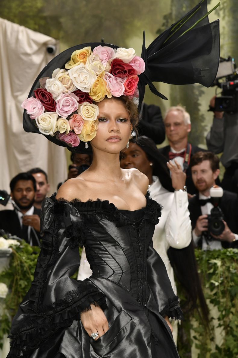 Zendaya llega a la gala benéfica del Instituto del Vestido del Museo Metropolitano de Arte para celebrar la inauguración de la exposición Sleeping Beauties: Reawakening Fashion el lunes 6 de mayo de 2024, en Nueva York. (Foto Evan Agostini/Invision/AP)