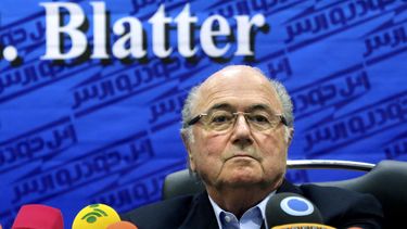 americateve | El presidente de la FIFA, Joseph Blatter, escucha una pregunta en una rueda de prensa el jueves, 7 de noviembre de 2013, en Teher&aacute;n, Ir&aacute;n. (AP Photo/Ebrahim Noroozi)