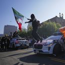Un manifestante salta desde un taxi Waymo en llamas cerca del centro de detención metropolitano el domingo 8 de junio de 2025, en el centro de Los Ángeles. (AP Foto/Eric Thayer)