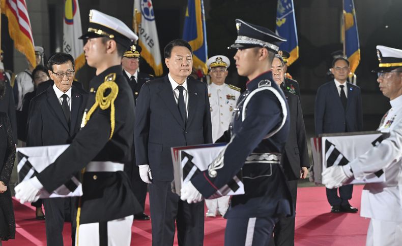 El presidente surcoreano Yoon Suk Yeol, al centro, preside una ceremonia de repatriación para recibir los restos de soldados surcoreanos muertos en la Guerra de Corea de 1950 a 1953, el miércoles 26 de julio de 2023, en la Base Aérea Seúl, en Seongnam, Corea del Sur. Los restos de siete soldados fueron enviados a su patria tras revisiones forenses en Hawai. (Jung Yeon-Je/Foto compartida vía AP)