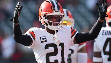 ARCHIVO - Denzel Ward, cornerback de los Browns de Cleveland, calienta antes de un partido ante los Bengals de Cincinnati, el 4 de enero de 2026 (AP Foto/Jeff Dean, archivo)