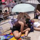 Fans de Taylor Swift esperan a que se abran las puertas del estadio olímpico Nilton Santos para su concierto Eras Tour en medio de una ola de calor, el sábado 18 de noviembre de 2023, en Río de Janeiro, Brasil. (Foto AP/Silvia Izquierdo)