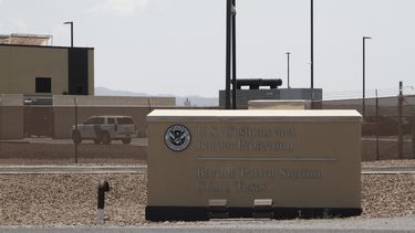 Sondeo: Disminuye apoyo a Biden por tema de niños migrantes