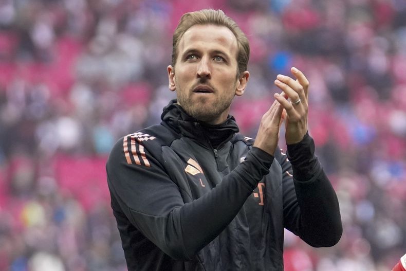 Harry Kane del Bayern Munich aplaude a los aficionados al final del encuentro ante el Leipzig en la Bundesliga el sábado 3 de mayo del 2025. (AP Foto/Ebrahim Noroozi)