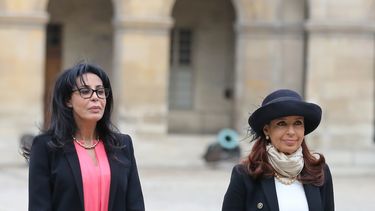 americateve | La presidenta argentina Cristina Fern&aacute;ndez, derecha, frente a la bandera francesa tras ser recibida por la ministra de Francofon&iacute;a Yamina Benguigui, izquierda, en Los Inv&aacute;lidos de Par&iacute;s el martes, 18 de marzo del 2014. (Foto AP