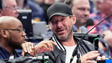 ARCHIVO - Tony Romo, derecha, exquarterback de los Cowboys de Dallas, y analista de NFL en CBS, asiste a un partido de baloncesto de la NBA entre los Pacers de Indiana y los Mavericks de Dallas, el 5 de marzo de 2024, en Dallas. (AP Foto/Tony Gutierrez, Archivo)