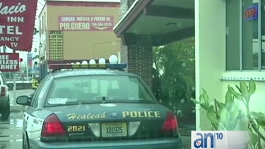en menos de diez minutos, dos hombres llevaron a cabo tres atracos en hialeah