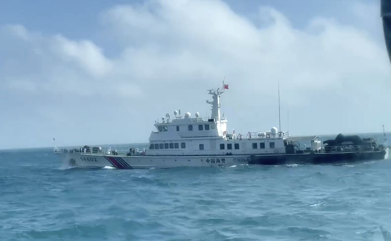 En esta escena extraída de un video publicado por la Guardia Costera de Taiwán, una imagen de un barco guardacostas chino visto desde una embarcación guardacostas taiwanesa a su paso por las islas Matsu, Taiwán, el lunes 14 de octubre de 2024. (Guardia Costera de Taiwán via AP)