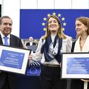El líder opositor venezolano Edmundo González Urrutia (i), la presidenta deel Parlamento Europeo Roberta Metsola (cent) y Ana Corina Sosa, hija de la líder opositora venezolana María Corina Machado, al recibir el Premio Sájarov en Estrasburgo, Francia, el 17 de diciembre del 2024. (AP foto/Pascal Bastien)