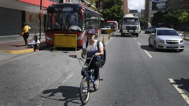 venezolano improvisa y entrena bmx con la vista en tokio