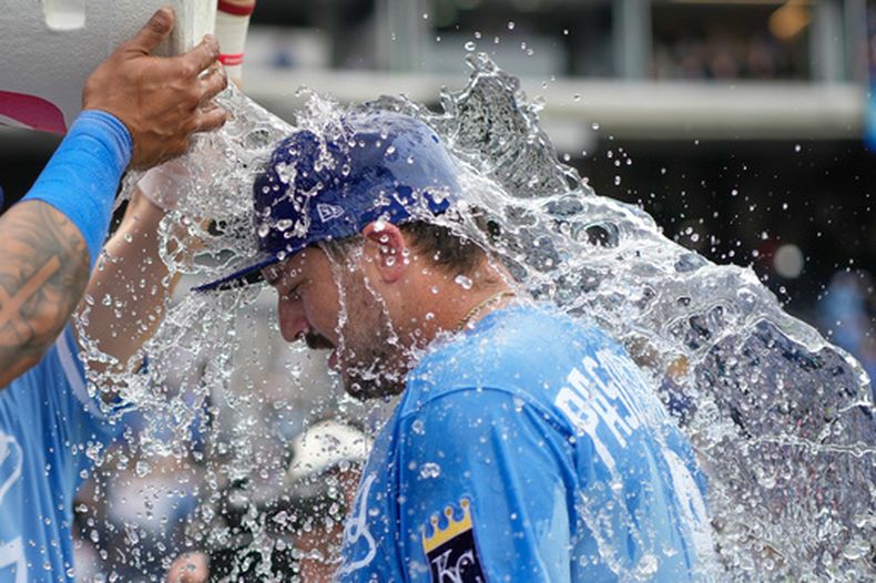 Vinnie Pasquantino de los Reales de Kansas City es bañado por sus compañeros tras la victoria ante los Guardianes de Cleveland el domingo 27 de septiembre del 2026. (AP Foto/Charlie Riedel)