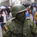 Militares patrullan a las afueras del palacio presidencial durante el estado de excepción en Quito, Ecuador, el martes 9 de enero de 2024. El país ha registrado una secuencia de ataque después de que el gobierno decretara estado de excepción, tras la presunta fuga de la cárcel de un peligroso líder de un grupo crimina. (AP Foto/Dolores Ochoa)