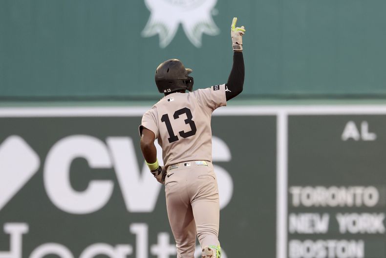 Jazz Chisholm, Jr., de los Yankees de Nueva York, hace un gesto mientras corre las bases después de conectar un jonrón durante la quinta entrada de un juego de béisbol contra los Medias Rojas de Boston, el sábado 13 de septiembre de 2025, en Boston. (AP Photo/Mark Stockwell)