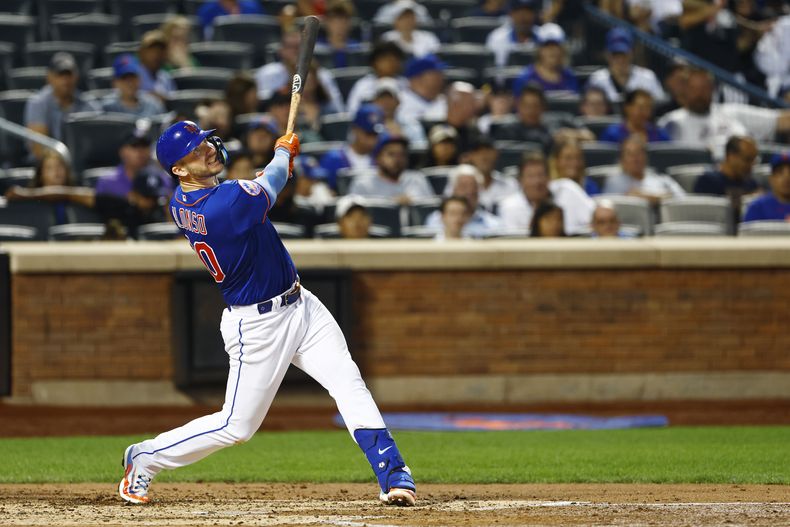 Pete Alonso de los Mets de Nueva York batea un jonrón de dos carreras en la tercera entrada frente a los Cachorros de Chicago en el juego del lunes 7 de agosto del 2023. (AP Foto/Rich Schultz)