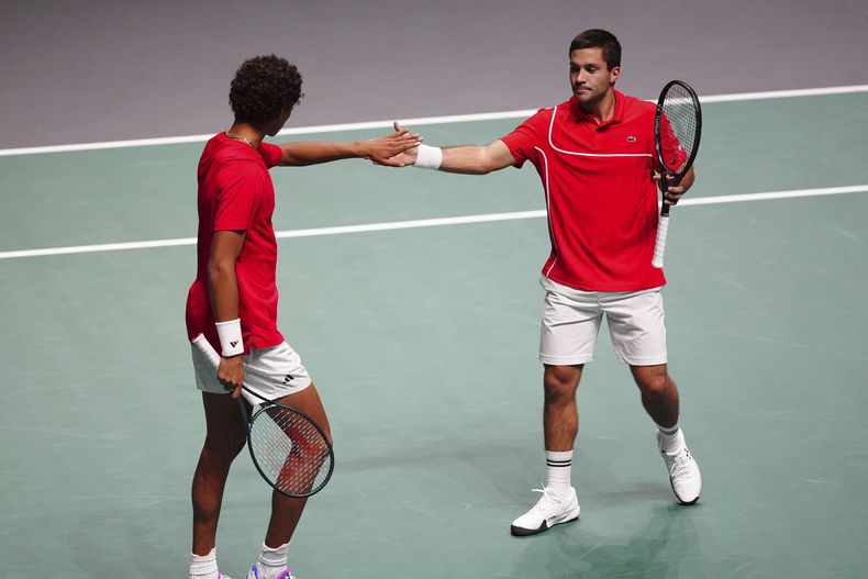 los tenistas de Canadá, Gabriel Diallo (izquierda) y Alexis Galarneau durante el duelo de fase de grupos de la Copa Davis en el AO Arena, en Mánchester, Inglaterra, el domingo 15 de septiembre de 2024. (Mike Egerton/PA via AP)