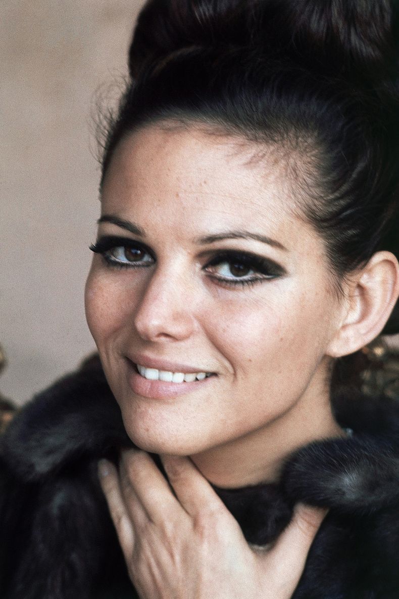 ARCHIVO - La actriz italiana Claudia Cardinale aparece en Roma el 13 de diciembre de 1966. (Foto AP/Mario Torrisi, archivo)