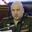 ARCHIVO - El coronel general Serguei Surovikin, comandante de las fuerzas rusas en Siria, habla en una reunión en el Ministerio de Defensa en Moscú, 9 de junio de 2017. El presidente ruso ha logrado enviar al exilio al jefe de Wagner, Yevgeny Prigozhin, que encabezó un motín efímero la semana pasada, pero la suerte de varios generales no está clara. (AP Foto/Pavel Golovkin, File)