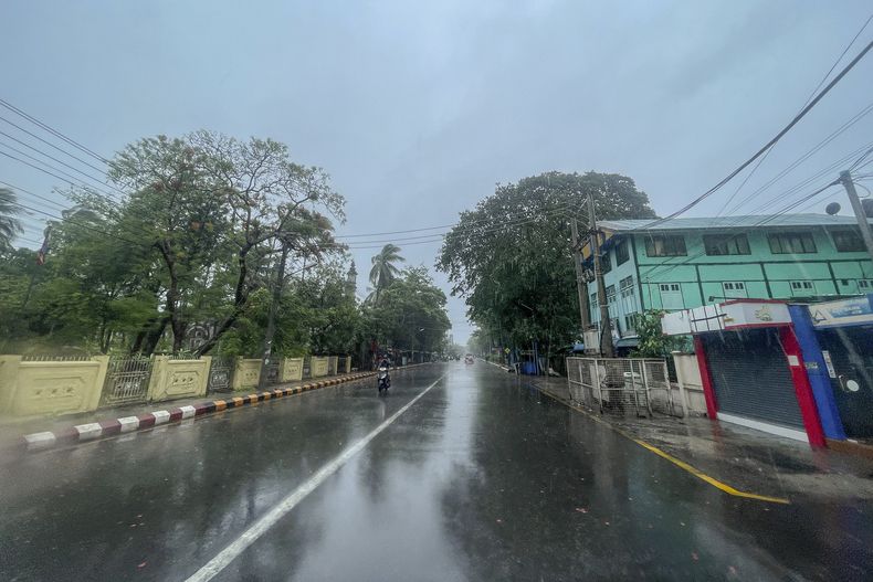 Una persona monta en motocicleta en una carretera casi vacía antes de la llegada del ciclón Mocha en Sittwe, en el estado de Rakhine, el domingo 14 de mayo de 2023. Bangladesh y Myanmar se preparaban el domingo para el impacto de un ciclón muy fuerte que empezaba a golpear zonas costeras, y las autoridades instaban a miles de personas en los dos países a buscar cobijo. (AP Foto)
