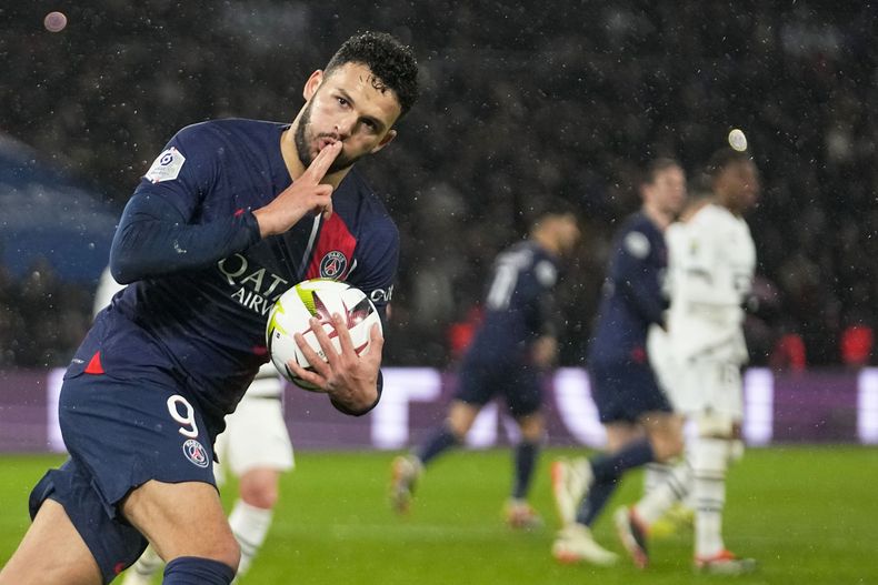 Goncalo Ramos celebra tras marcar de penal el gol del Paris Saint-Germain en el empate 1-1 ante Rennes en la liga francesa, el domingo 25 de febrero de 2023, en París. (AP Foto/Michel Euler)