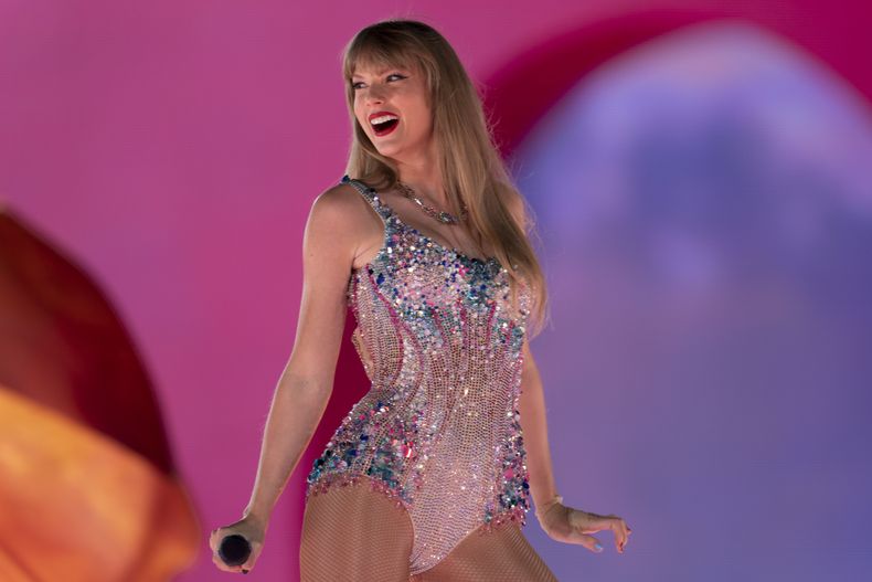 ARCHIVO - Taylor Swift en uno de los conciertos de su gira Eras el 5 de mayo de 2023, en el Nissan Stadium en Nashville, Tennesee. Swift encabeza las nominaciones a los Premios MTV a los Video Msuciales 2023 con ocho menciones, se anunció el 8 de agosto de 2023. (Foto AP/George Walker IV, archivo)