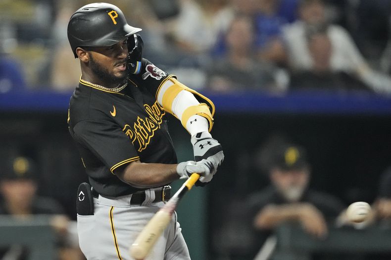 El dominicano Liover Peguero, de los Piratas de Pittsburgh, batea un jonrón de tres carreras en el encuentro del martes 29 de agosto de 2023, ante los Reales de Kansas City (AP Foto/Charlie Riedel)