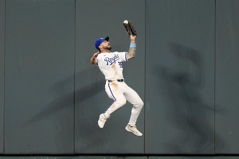 Kyle Isbel, jaerdinero central de los Reales de Kansas City, atrapa un batazo con un brinco cerca de la barda de Taylor Walls, de los Rays de Tampa Bay, durante la novena entrada del juego de béisbol del miércoles 3 de julio de 2024, en Kansas City, Missouri. Los Reales ganaron 4-2. (AP Foto/Charlie Riedel)