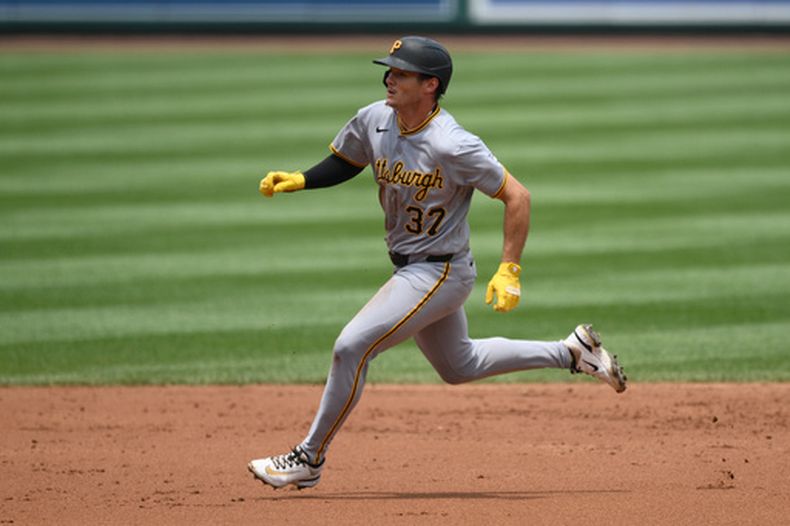 Tyler Callihan, de los Piratas de Pittsburgh, corre hacia la tercera base tras un error de tiro del lanzador de los Nacionales de Washington, Cade Cavalli, en un intento de revirada durante la segunda entrada de un partido de béisbol, el domingo 5 de julio de 2026, en Washington. (Foto AP/Nick Wass)