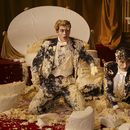 En esta imagen proporcionada por Amazon Studios, Nicholas Galitzine, izquierda, y Taylor Zakhar Perez en una escena de Red, White & Royal Blue. (Jonathan Prime/Amazon Studios vía AP)