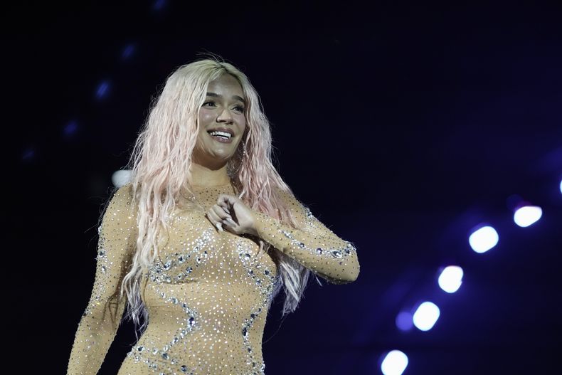 Karol G durante un concierto de su gira Mañana será bonito en el Estadio Azteca de la Ciudad de México el jueves 8 de febrero de 2024. (Foto AP/Eduardo Verdugo)