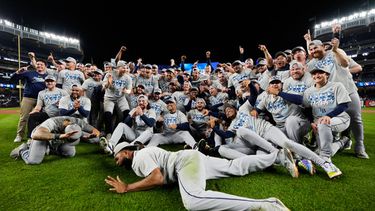 Los Rays de Tampa Bay celebran tras su victoria en el tercer juego de la serie divisional de la Liga Americana contra los Yankees de Nueva York, el miércoles 7 de octubre de 2026, en Nueva York. (AP Foto/Yuki Iwamura)