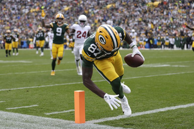 Romeo Doubs, wide receiver de los Packers de Green Bay, atrapa un pase de touchdown de 20 yardas durante la segunda mitad del juego de la NFL en contra de los Cardinals de Arizona, el domingo 13 de octubre de 2024, en Green Bay. (AP Foto/Matt Ludtke)