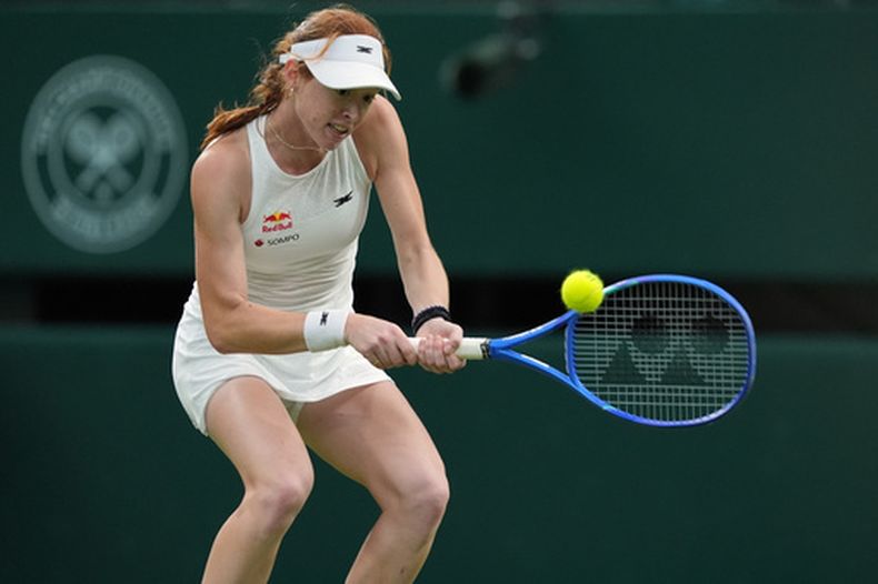La australiana Maya Joint conecta un revés ante la estadounidense Serena Williams en su partido de primera ronda de individuales femeninos en el Campeonato de Tenis de Wimbledon, en Londres, el martes 30 de junio de 2026. (Foto AP/Maja Smiejkowska)