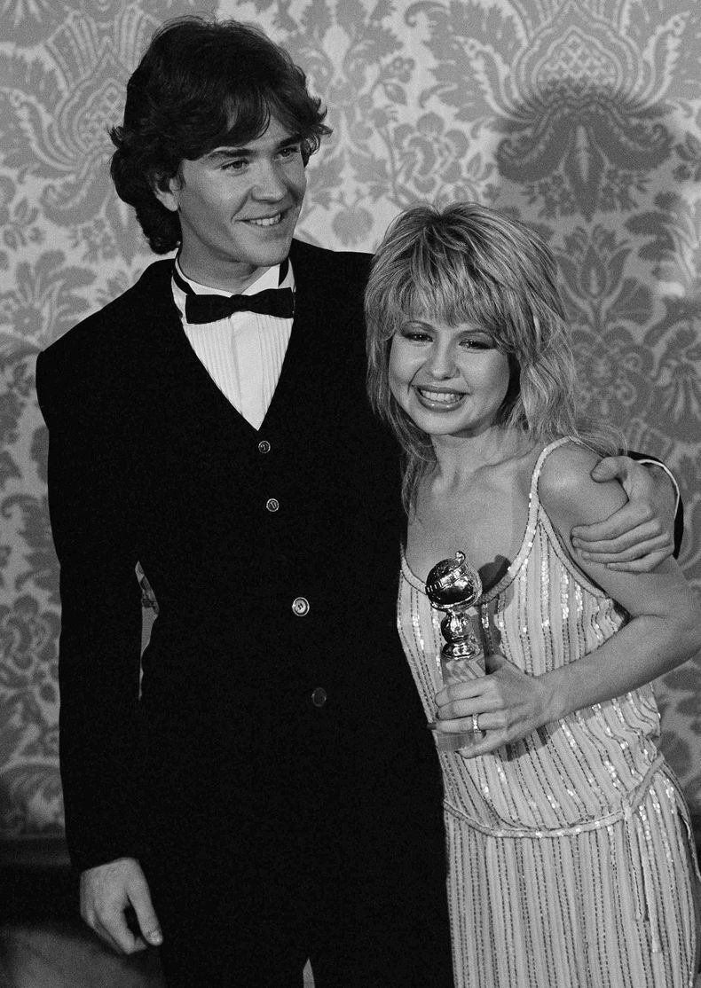 Esta imagen de archivo del 31 de enero de 1982 muestra a la actriz Pia Zadora con el actor Timothy Hutton tras recibir el premio a Estrella del A&ntilde;o de la Cinematograf&iacute;a, durante la 39na entrega anual de los premios Globo de Oro, en Los &Aacu