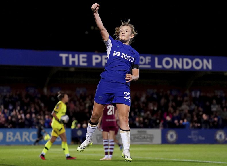 Erin Cuthbert, de Chelsea, celebra después de anotar el segundo gol de su equipo en contra del West Ham United durante un partido de la Súper Liga inglesa en Kingsmeadow, en Londres, el sábado 14 de octubre de 2023. (Zac Goodwin/PA vía AP)