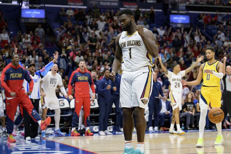 Zion Williamson, alero de los Pelicans de Nueva Orleáns, festeja luego de atinar un disparo y recibir una falta en el encuentro del viernes 1 de noviembre de 2024, ante los Pacers de Indiana (AP Foto/Matthew Hinton)