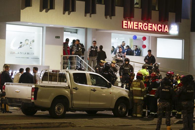 Un vehículo acribillado por disparos rodeado por la policía mientras custodian el hospital al que fueron trasladados varios heridos tras el ataque a tiros contra el candidato presidencial Fernando Villavicencio en Quito, Ecuador, el miércoles 9 de agosto de 2023. Villavicencio fue asesinado a la salida de un colegio mientras se metía en vehículo tras un mítin electoral. (AP Foto/Juan Diego Montenegro)