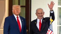 ARCHIVO - El presidente de Estados Unidos, Donald Trump, a la izquierda, habla mientras el primer ministro, Israel, Benjamin Netanyahu, saludan a su salida del Ala Oeste de la Casa Blanca, el 7 de abril de 2025, en Washington. (AP Foto/Mark Schiefelbein, Archivo)