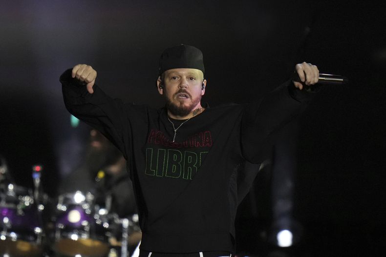 El rapero, escritor y cineasta puertorriqueño René Pérez Joglar, conocido profesionalmente como Residente, realiza un concierto gratuito en el Zócalo de la Ciudad de México, el sábado 6 de septiembre de 2025. (Foto AP/Eduardo Verdugo)