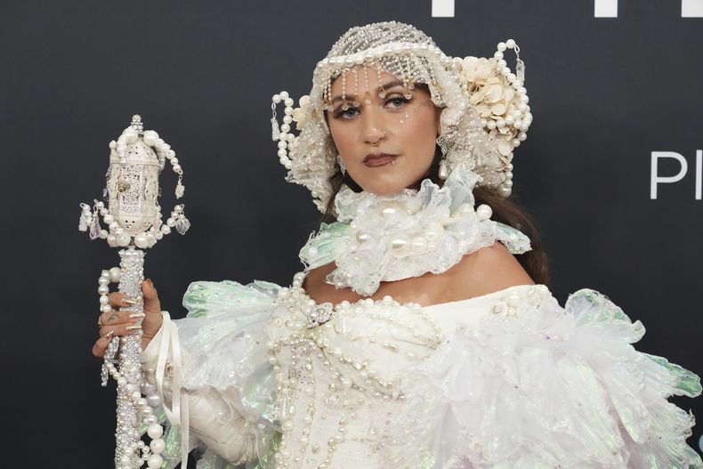 Sierra Ferrell llega a la 67ª entrega anual de los Grammy el domingo 2 de febrero de 2025 en Los Ángeles. (Foto Jordan Strauss/Invision/AP)