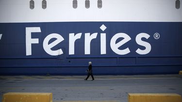 americateve | Una mujer camina junto a un barco fondeado en el puerto de El Pireo en Atenas durante la huelga de 24 horas declarada por sindicatos en oposici&oacute;n a las medidas de austeridad tomadas por el gobierno de ese pa&iacute;s. (Foto de AP/ Petros Giannakour