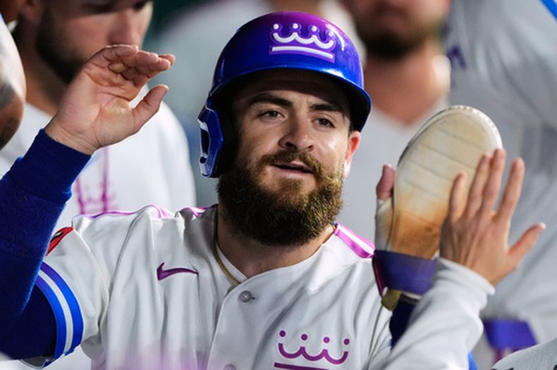 Kyle Isbel, de los Reales de Kansas City, festeja en la cueva luego de anotar en un sencillo del venezolano Maikel García durante el juego del viernes 8 de mayo de 2026 ante los Tigres de Detroit (AP Foto/Charlie Riedel)