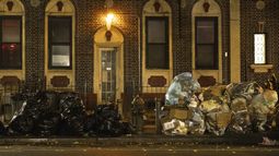 Pila de basura en una banqueta en Brooklyn, NY, el 16 de noviembre de 2024. (AP Foto/Yuki Iwamura)