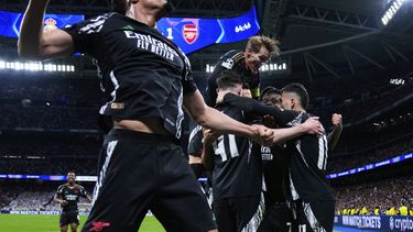 Los jugadores del Arsenal festejan un gol de Bukayo Saka (2do de derecha a izquierda) frente al Real Madrid en la Liga de Campeones, el miércoles 16 de abril de 2025 (AP Foto/Manu Fernández)