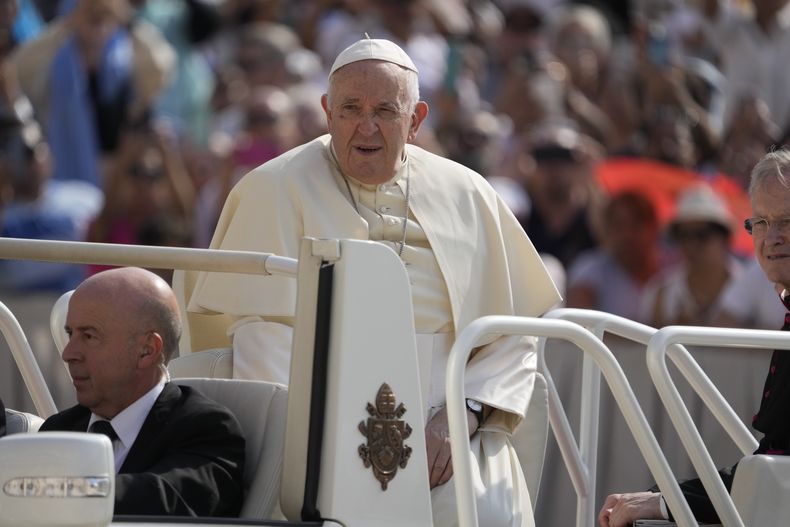 En esta imagen de archivo, el papa Francisco llega a la Plaza de San Pedro para su audiencia semanal de los miércoles, el 28 de junio de 2023. (AP Foto/Andrew Medichini, archivo)