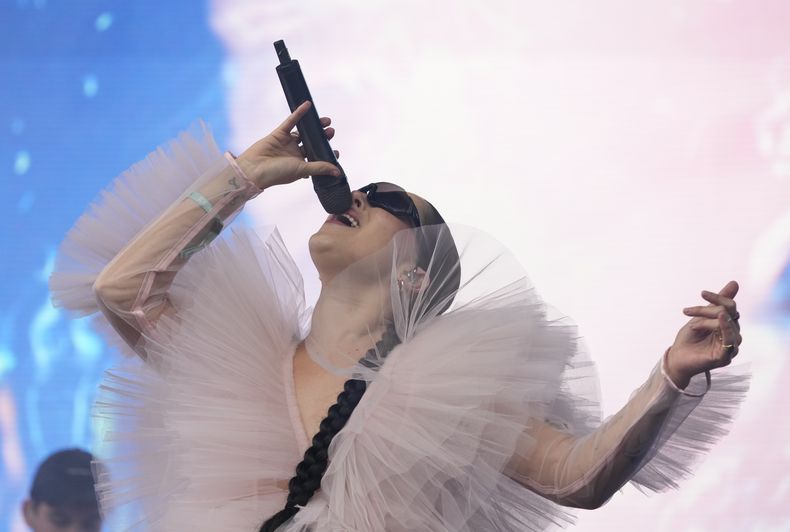 ARCHIVO - La cantante colombiana Elsa y Elmar durante su presentación en el festival Vive Latino en la Ciudad de México el 19 de marzo de 2023. (Foto AP/Fernando Llano, archivo)