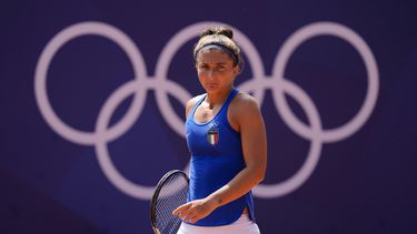La italiana Sara Errani reacciona tras ceder un punto ante la china Zheng Qinwen en el torneo de sencillos de los Juegos Olímpicos de París, el domingo 28 de julio de 2024. (AP Foto/Andy Wong)