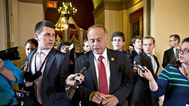 americateve | En esta fotograf&iacute;a de archivo del 15 de octubre de 2013, el representante Steve King, republicano de Iowa, camina desde la oficina de John Boehner, presidente de la C&aacute;mara de Representantes, mientras la prensa lo sigue en el Capitolio en Was