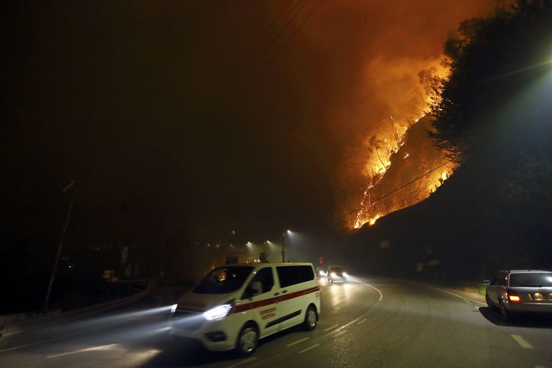 Vehículos pasan junto a un incendio cerca de Sever do Vouga, Portugal, el lunes 16 de septiembre de 2024. (Foto AP/Bruno Fonseca)