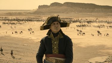 En esta imagen proporcionada por Apple TV+, Joaquin Phoenix en una escena de Napoleon. (Apple TV+ vía AP)