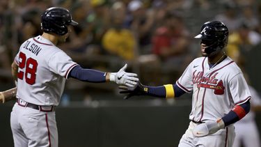 Olson jonronea ante exquipo y Bravos vencen a Atléticos 10-9